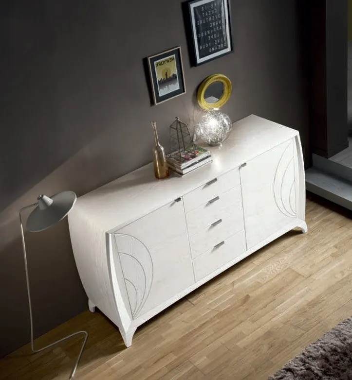 Credenza bianca House Project Imba con ante incise e cassetti sotto una lampada ad arco