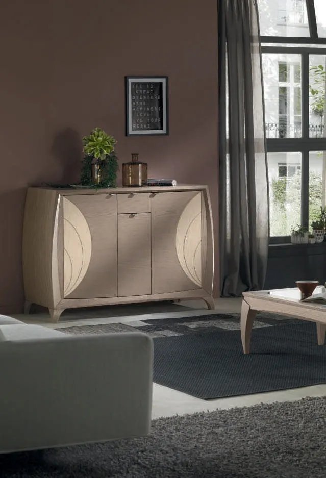 Credenza tortora House Project Imba con incisioni a curve davanti a una parete marrone
