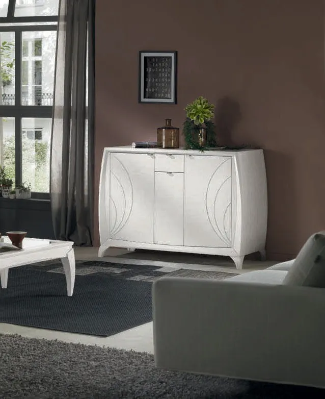 Credenza bianca House Project Imba con incisioni accanto a una vetrata