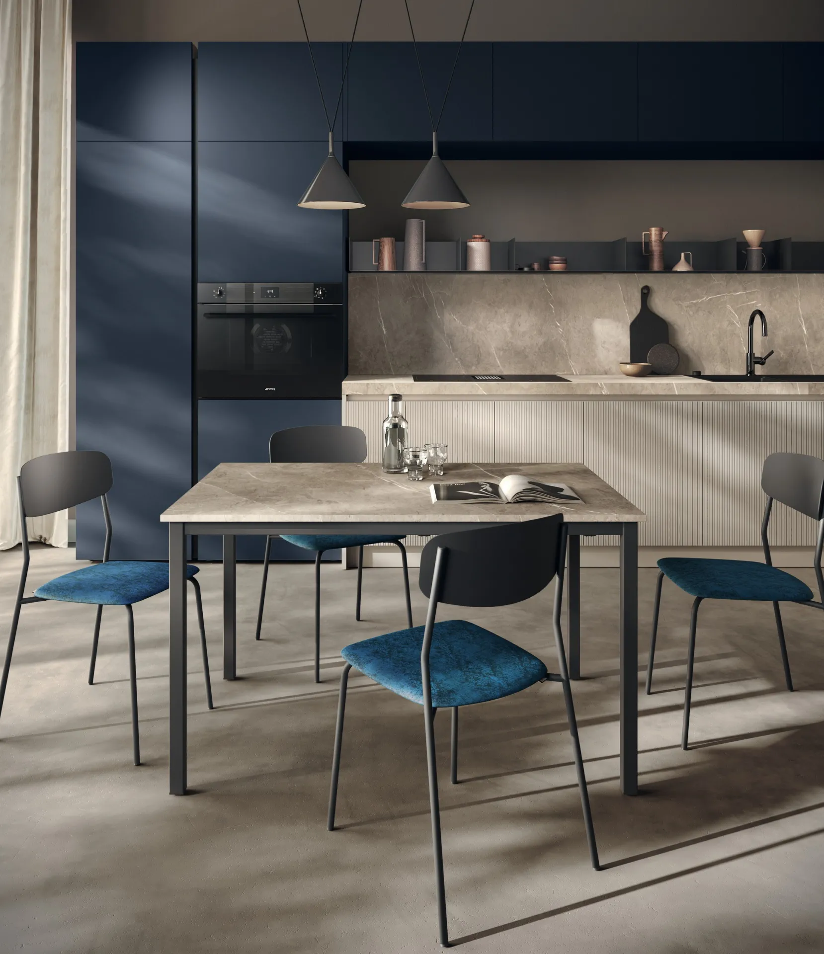 Tavolo Message Scavolini con piano effetto pietra, gambe nere e sedie blu davanti a una cucina blu