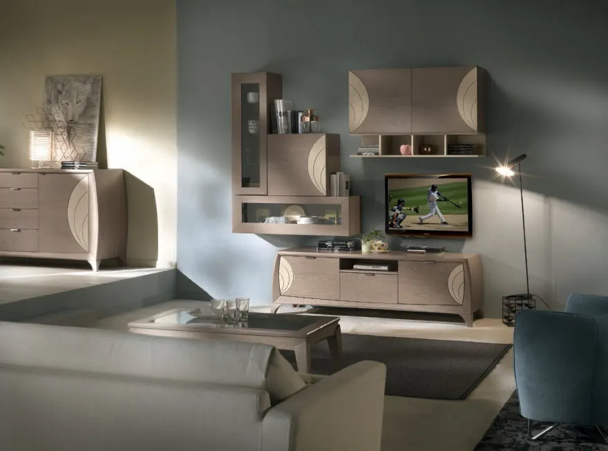 Composizione House Project Imba con pensili e base incisi, in un soggiorno grigio