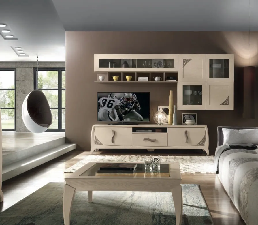 Soggiorno House Project Imba chiaro con ante traforate e tavolino davanti alla poltrona sospesa