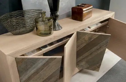 Madia House Project Imba con ante aperte in legno antico e piano chiaro