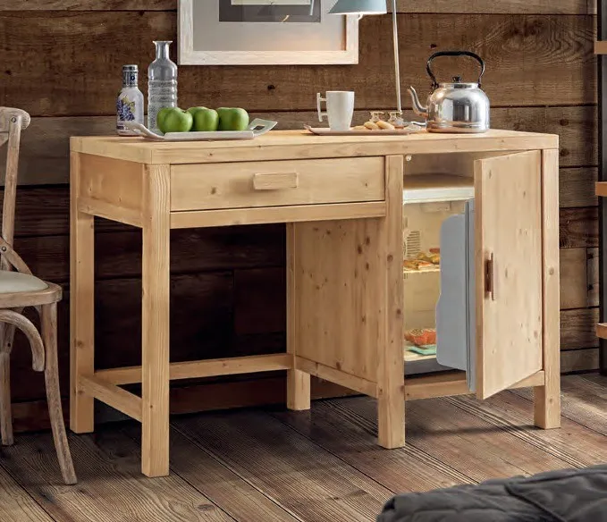 Scrittoio portafrigo Marte Imba in abete naturale in una stanza con parete in legno