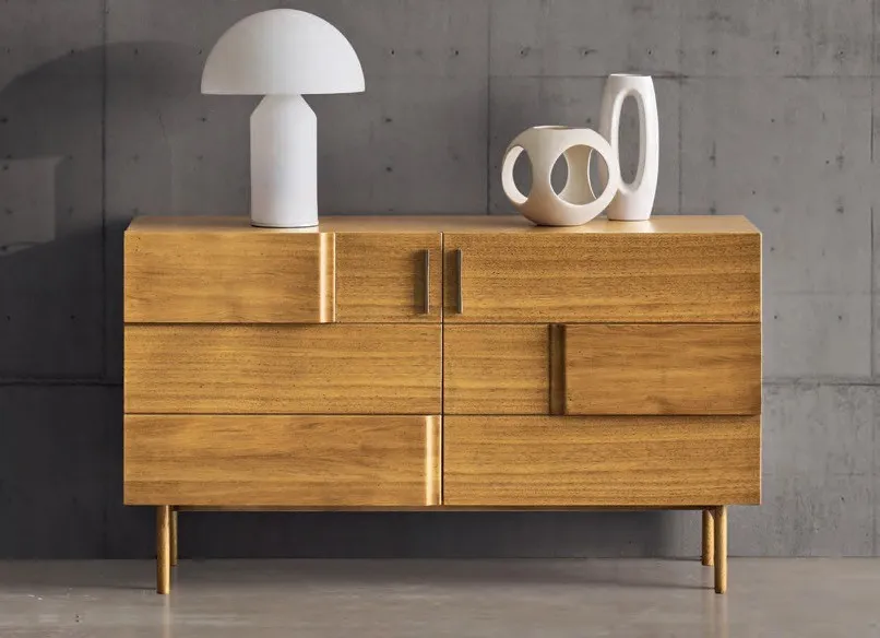 Credenza Marte Imba in legno naturale a due ante su piedini, sotto una lampada bianca