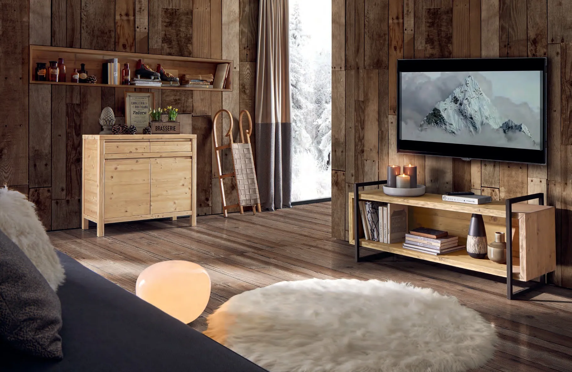 Credenzina Marte Imba in legno naturale in un soggiorno con pareti in legno