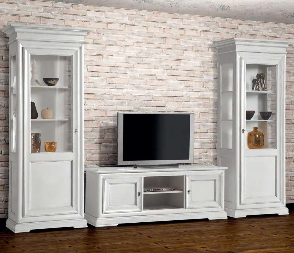 Porta TV Marte Imba bianco fra due vetrine davanti a un muro in pietra