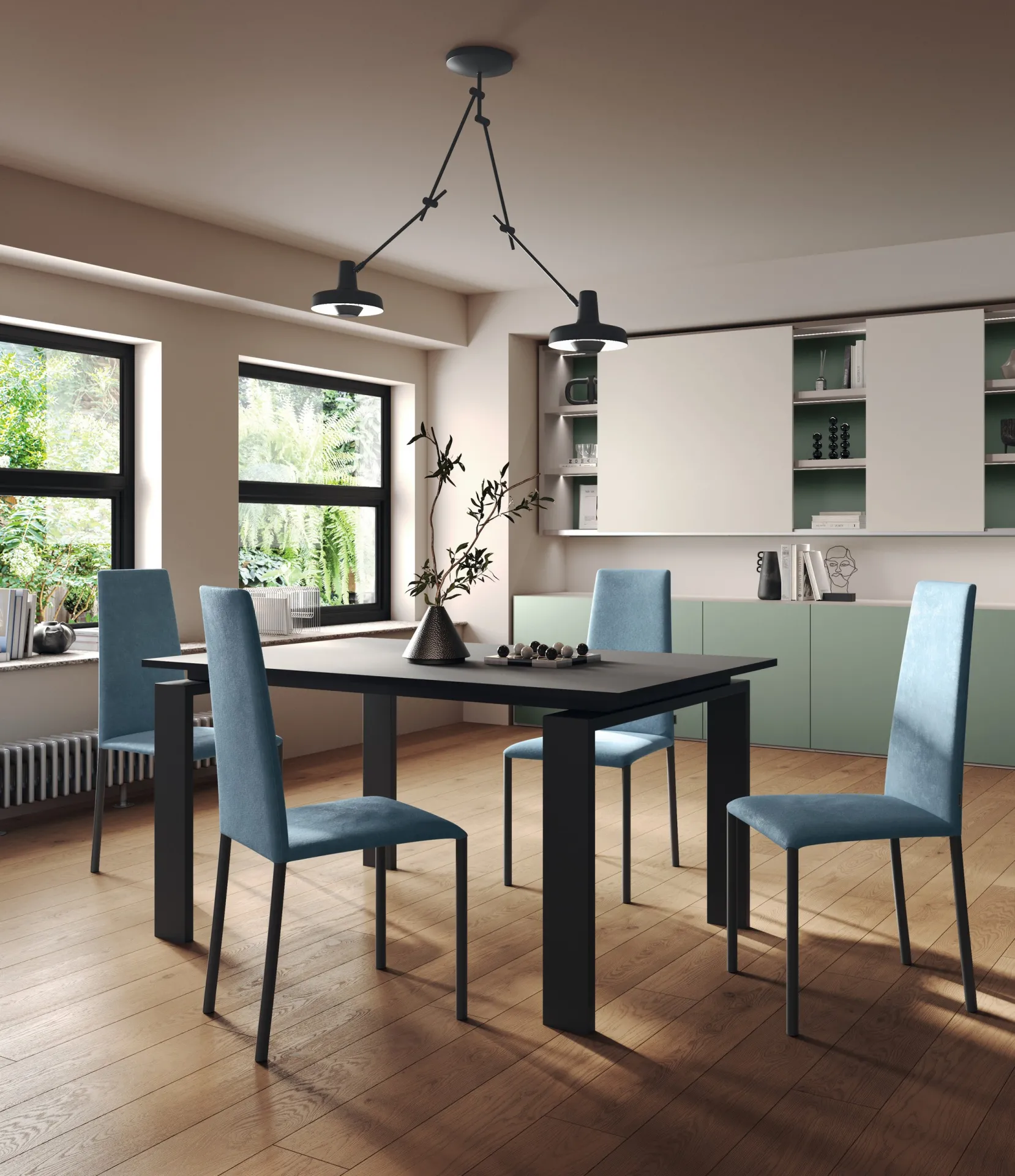 Tavolo Letter Scavolini nero con gambe piatte e sedie imbottite azzurre vicino alla finestra