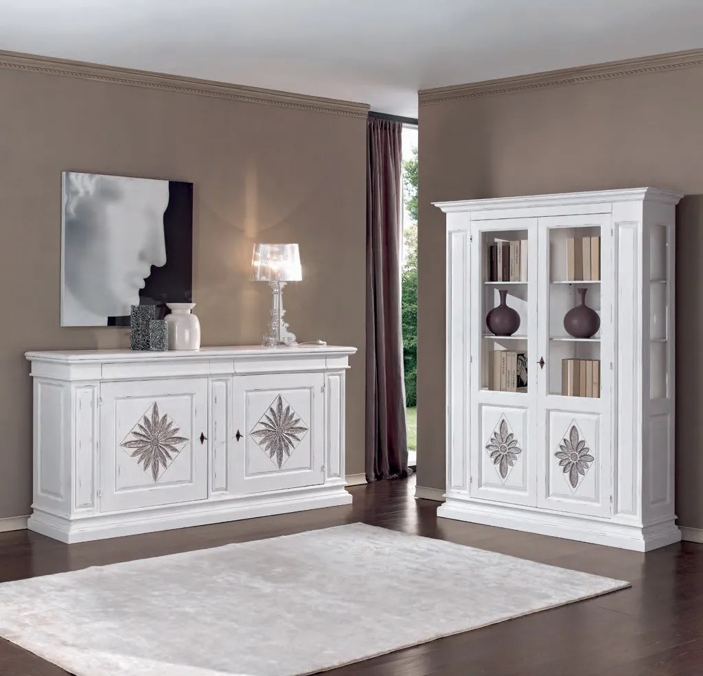 Sala Marte Imba con vetrina e credenza bianche intagliate a margherita