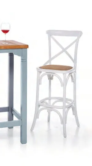 Consolle Marte Imba in abete laccato azzurro con piano naturale accanto a uno sgabello bianco