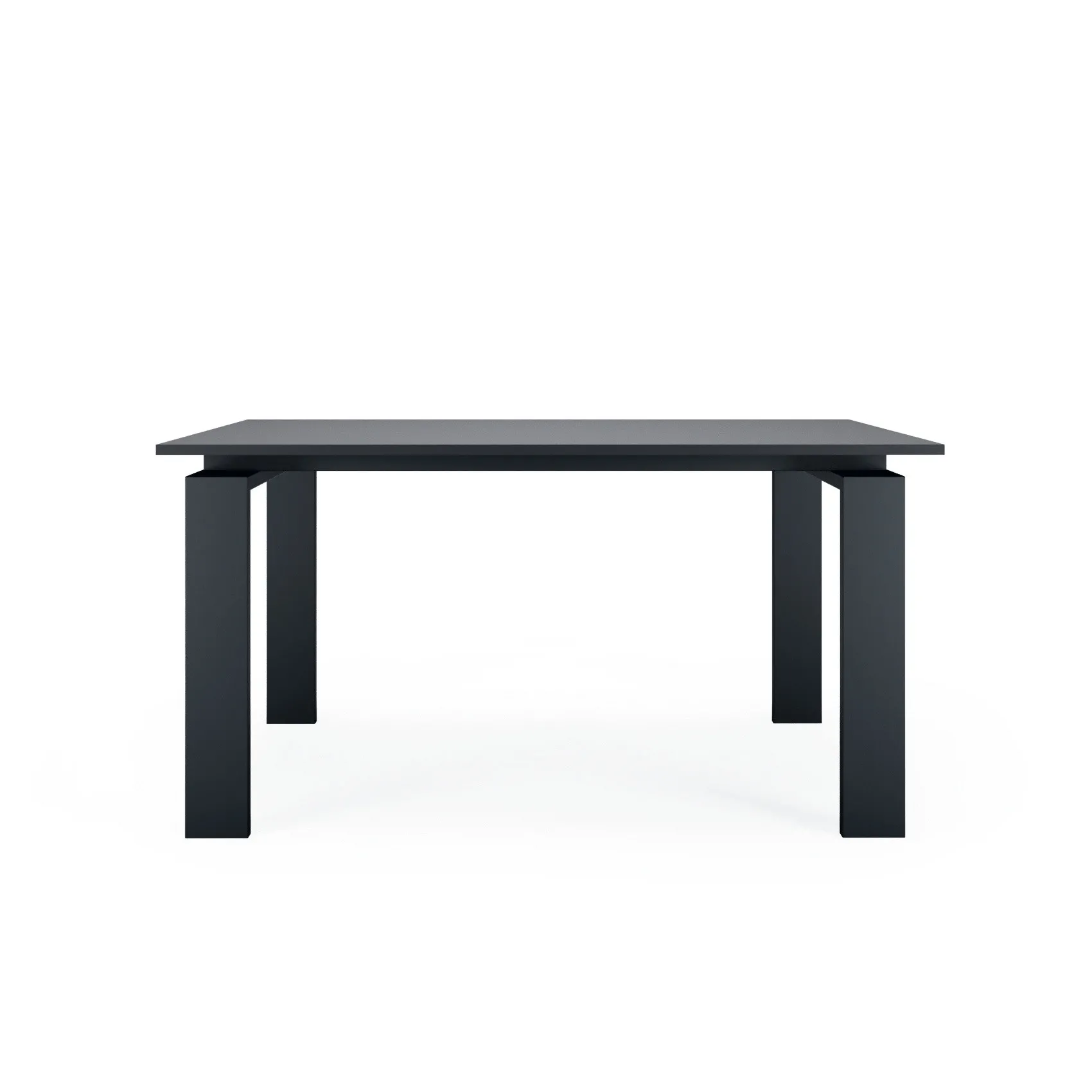 Tavolo Letter Scavolini nero con gambe piatte su fondo bianco