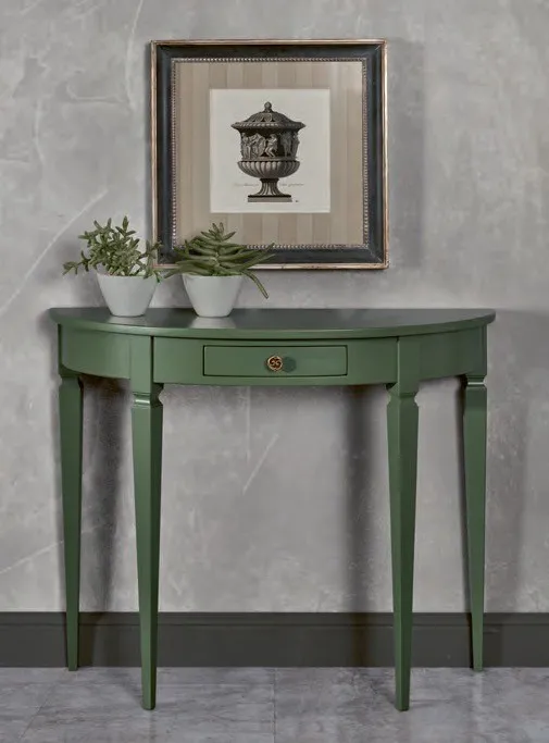 Consolle Marte Imba laccata verde sotto un quadro con cornice