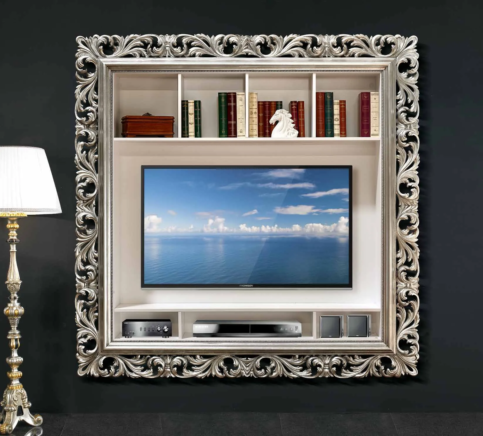 Cornice porta TV LI 1000 Imba intagliata color argento con TV e libri