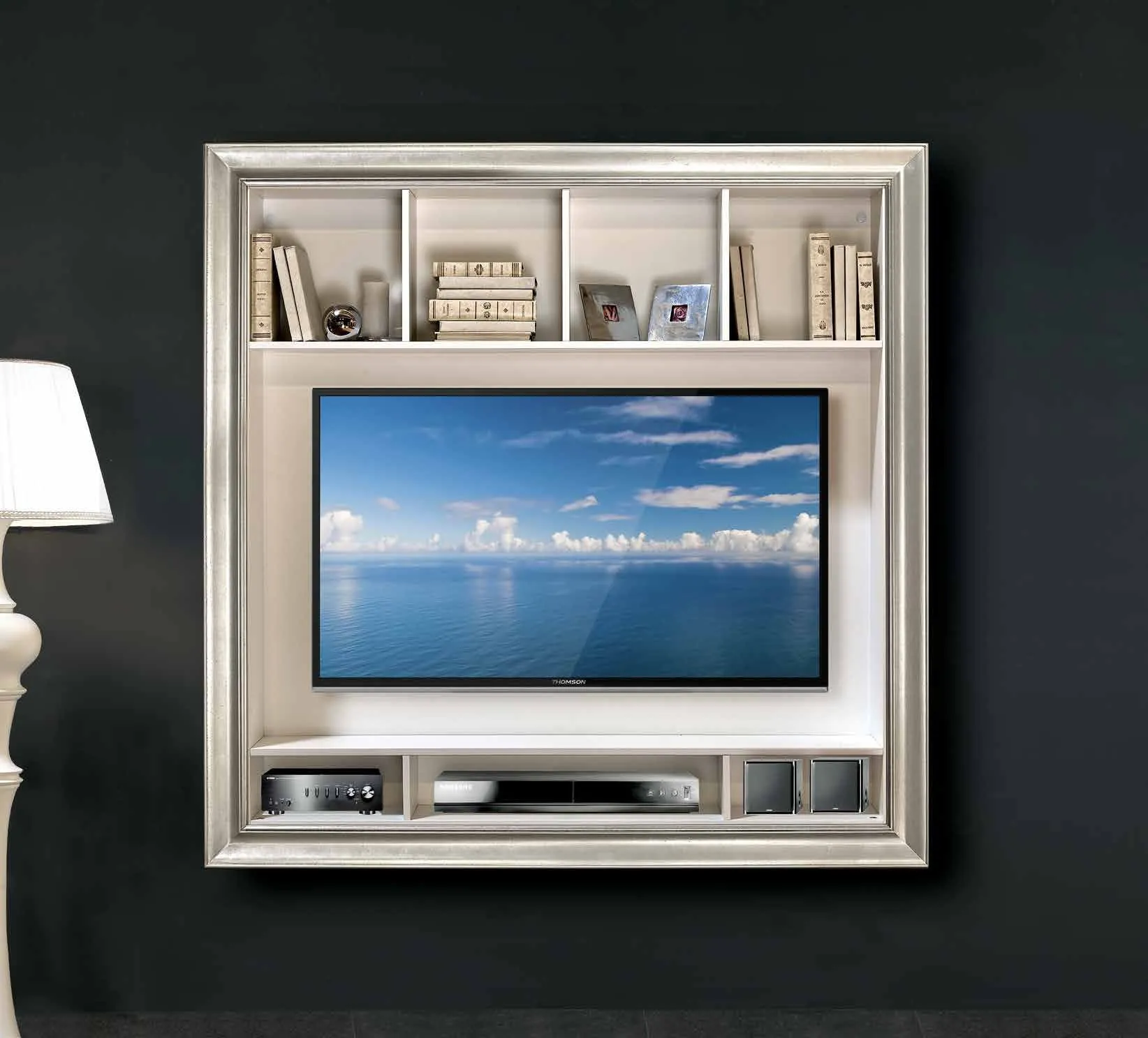 Cornice porta TV LI 1010 Imba argento attorno al televisore e alle mensole, parete scura