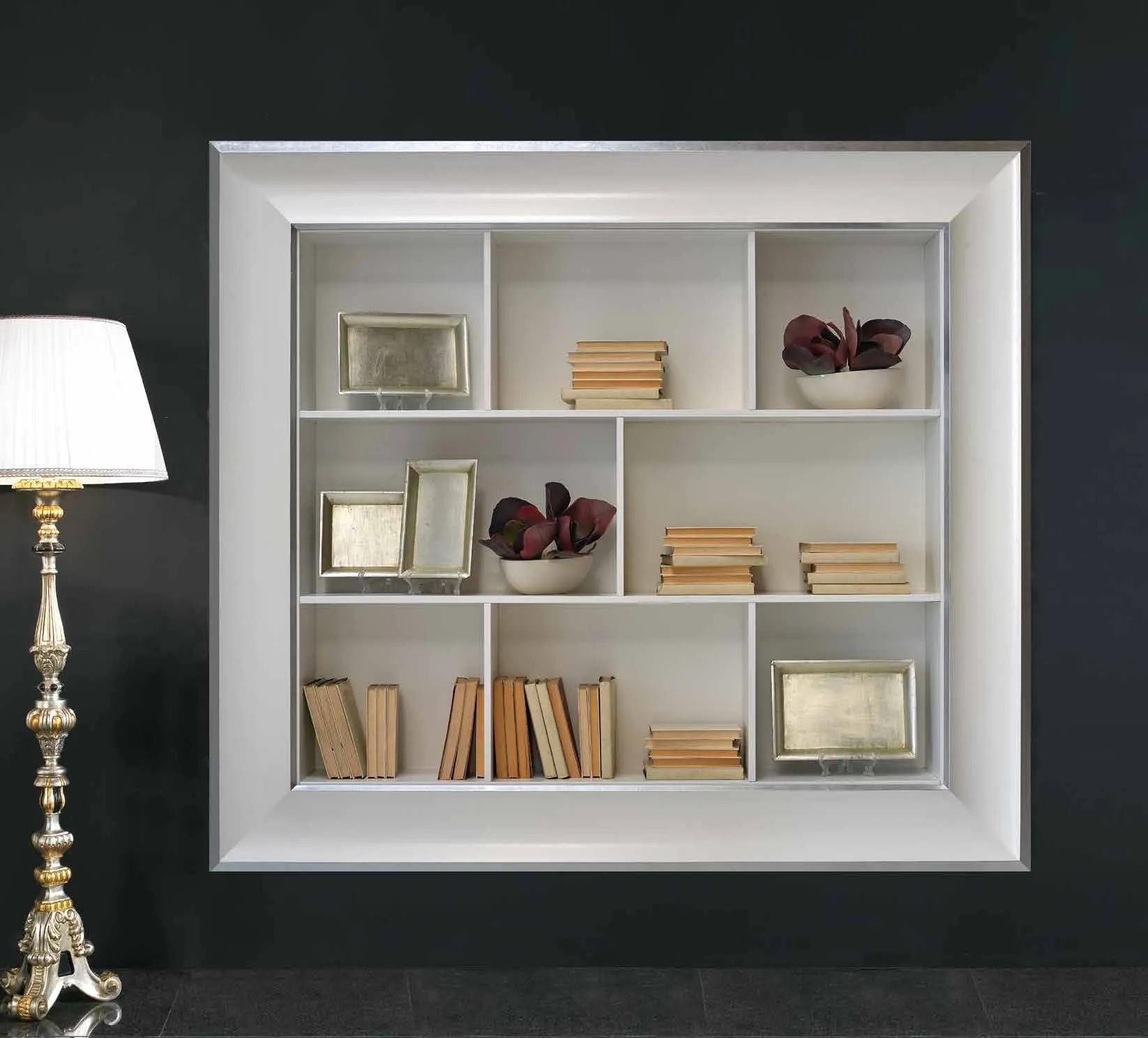 Cornice LI 1020 Imba bianca e argento con libri e oggetti sulle mensole interne