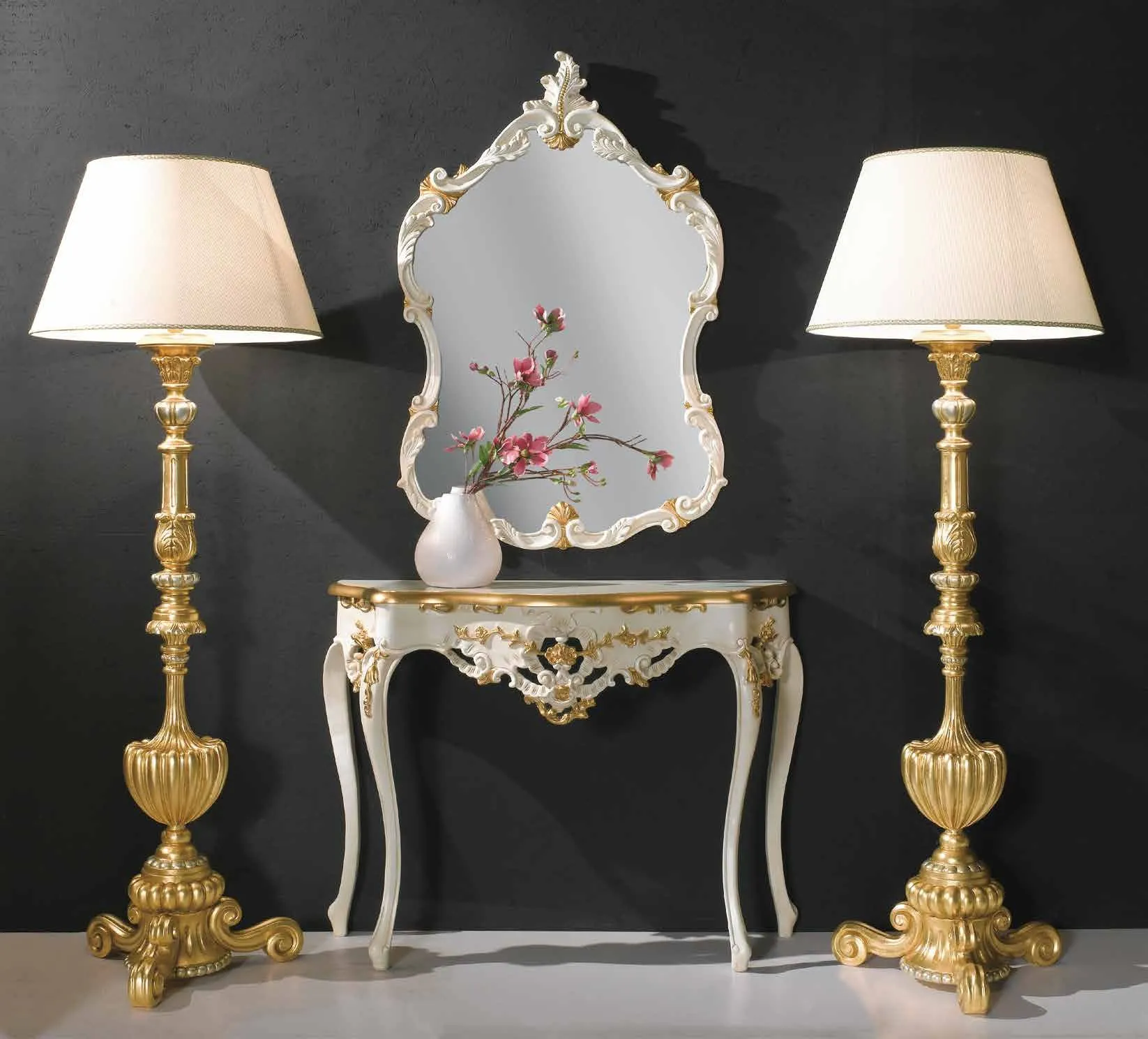 Consolle CO 2040 e specchiera sagomata SP 5040 Imba avorio e oro fra due lampade dorate