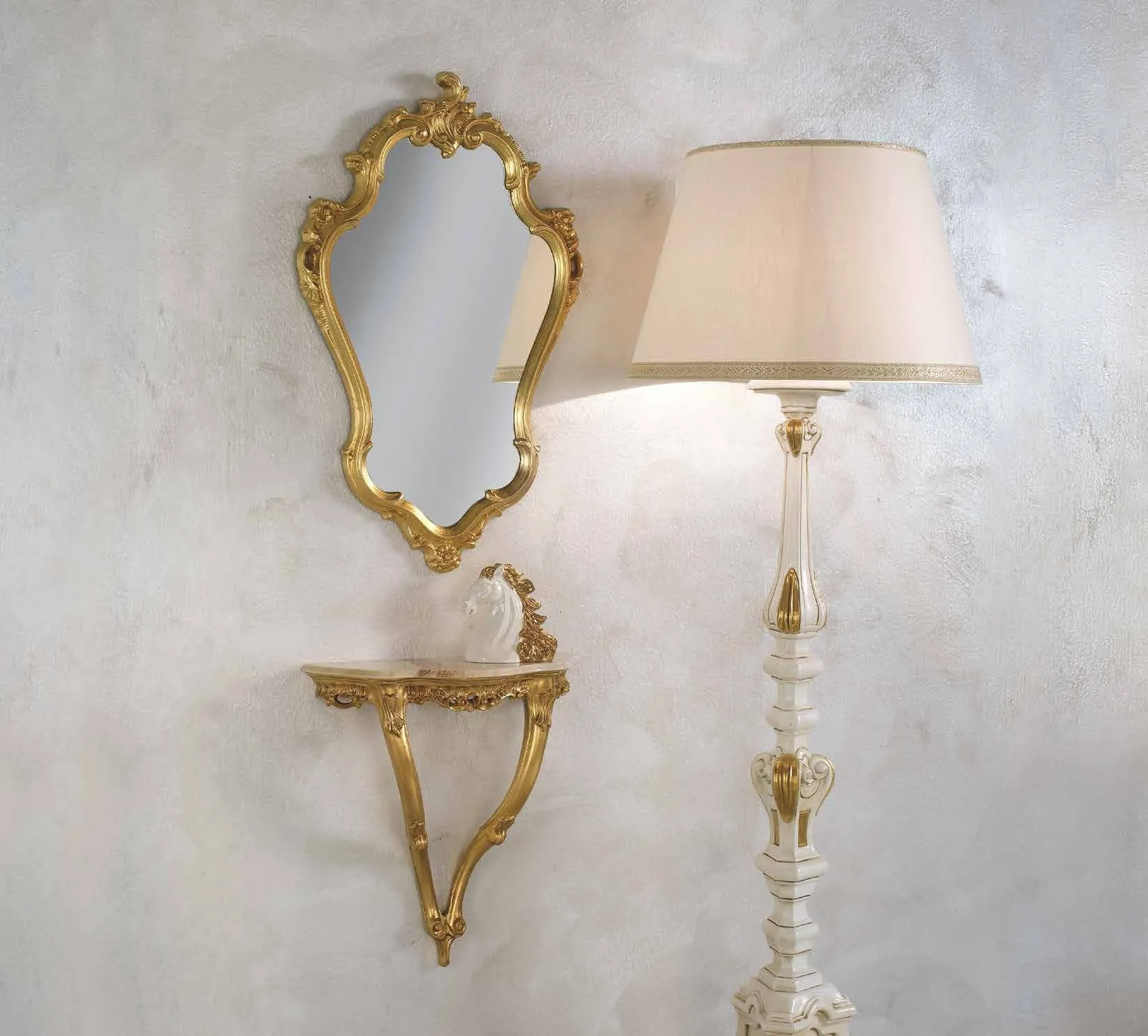 Consolle pensile PL 5000 e specchio PL 5001 Imba dorati accanto a una lampada