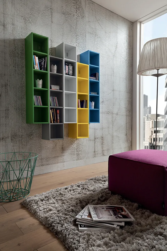 Librerie a giorno Stella La Primavera in verde, grigio, giallo e blu su parete