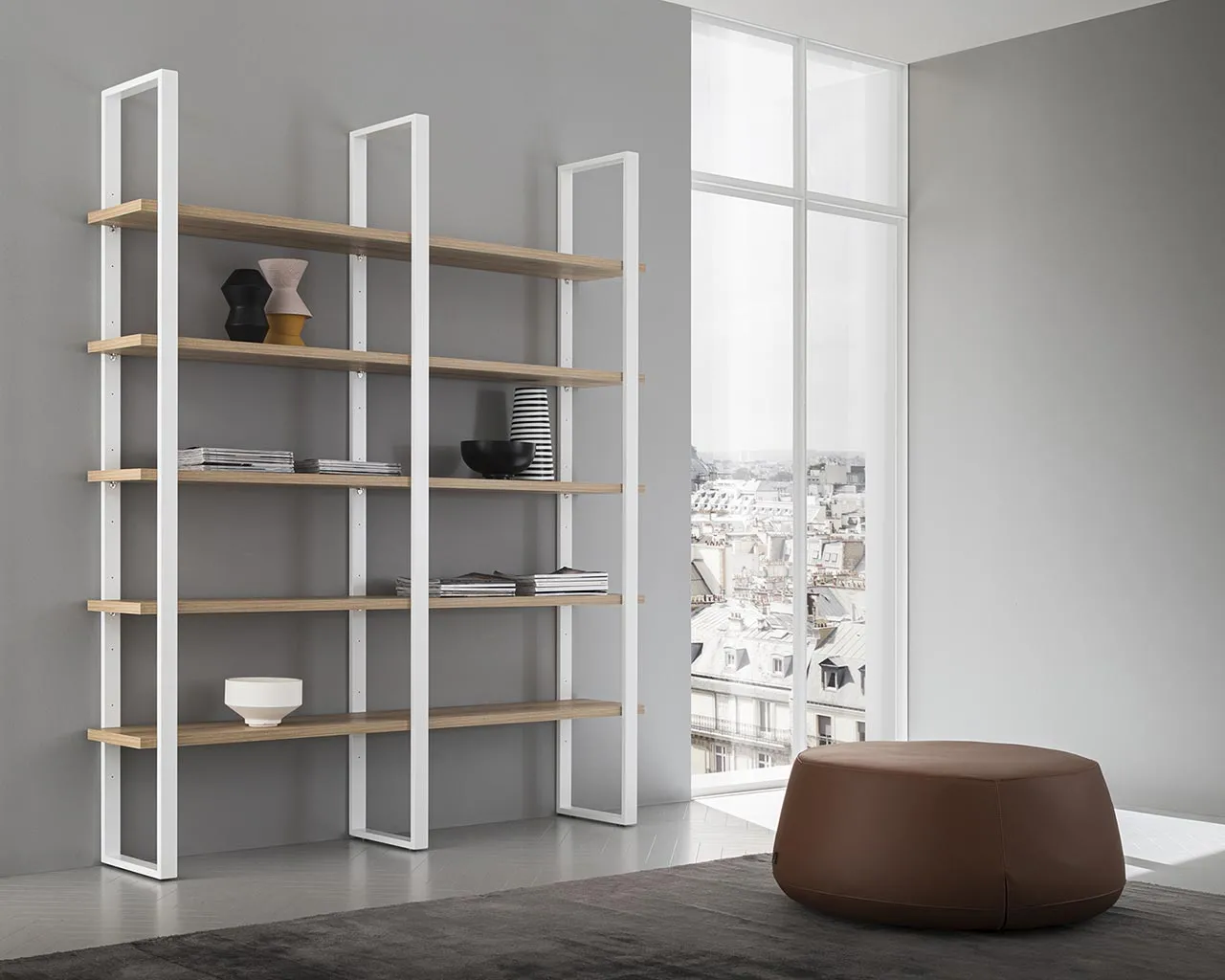 Libreria a parete Easy La Primavera con spalle bianche e mensole in legno chiaro