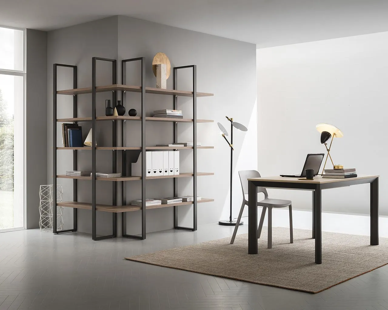 Libreria Easy La Primavera con spalle nere in un angolo studio