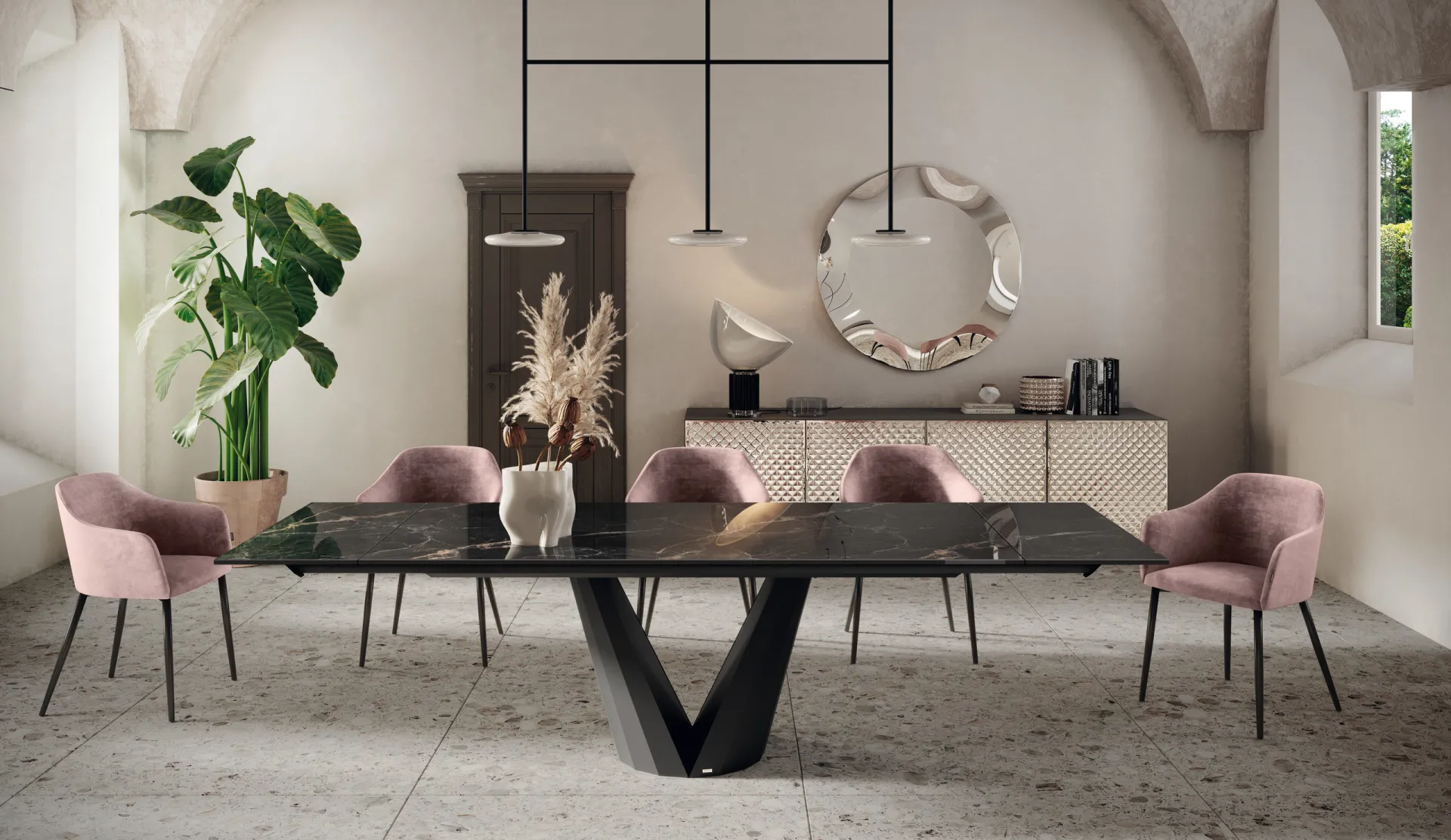 Tavolo Valencia Scavolini con piano scuro venato, base a V e poltroncine rosa