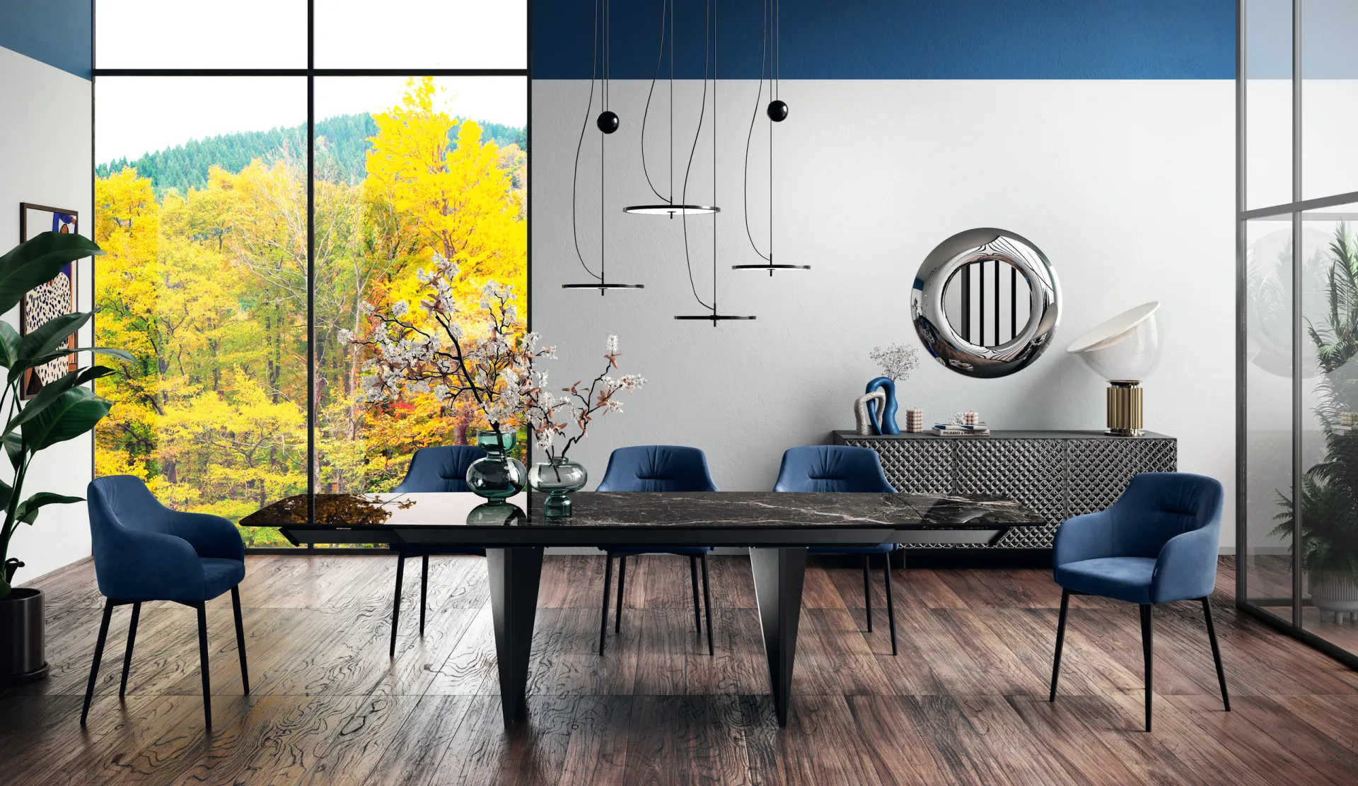 Tavolo Boston Scavolini con piano scuro effetto marmo, gambe a cuneo nere e poltroncine blu