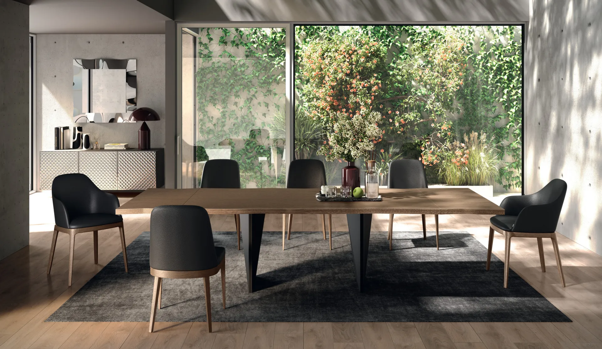 Tavolo Boston Scavolini con piano effetto legno e sedie nere davanti a una vetrata sul giardino
