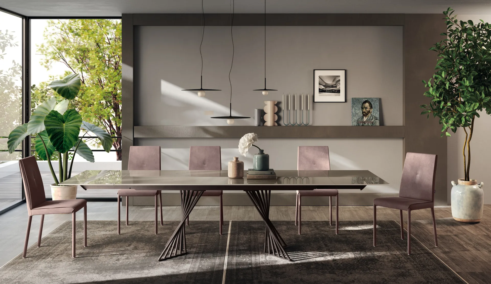 Tavolo Paris Scavolini allungato con piano lucido venato e sedie rosa antico