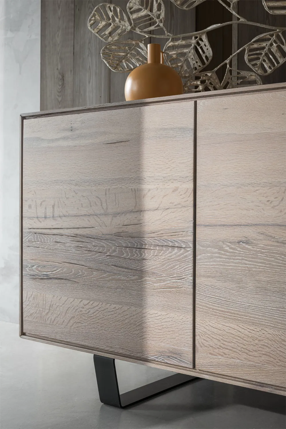 Ante in rovere lavato e piedi a slitta della madia Atlanta Le Fablier