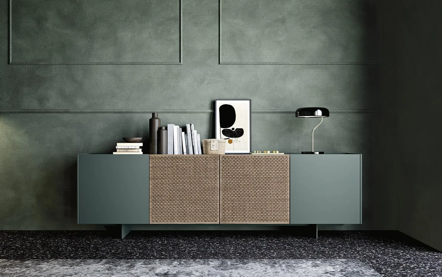 Madia Joy MobilGam blu con anta centrale decorata su parete verde
