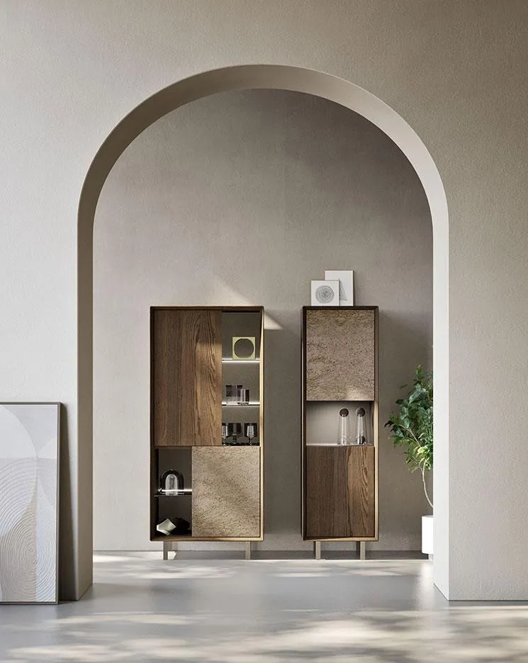 Contenitori alti Zen MobilGam in noce sotto un arco