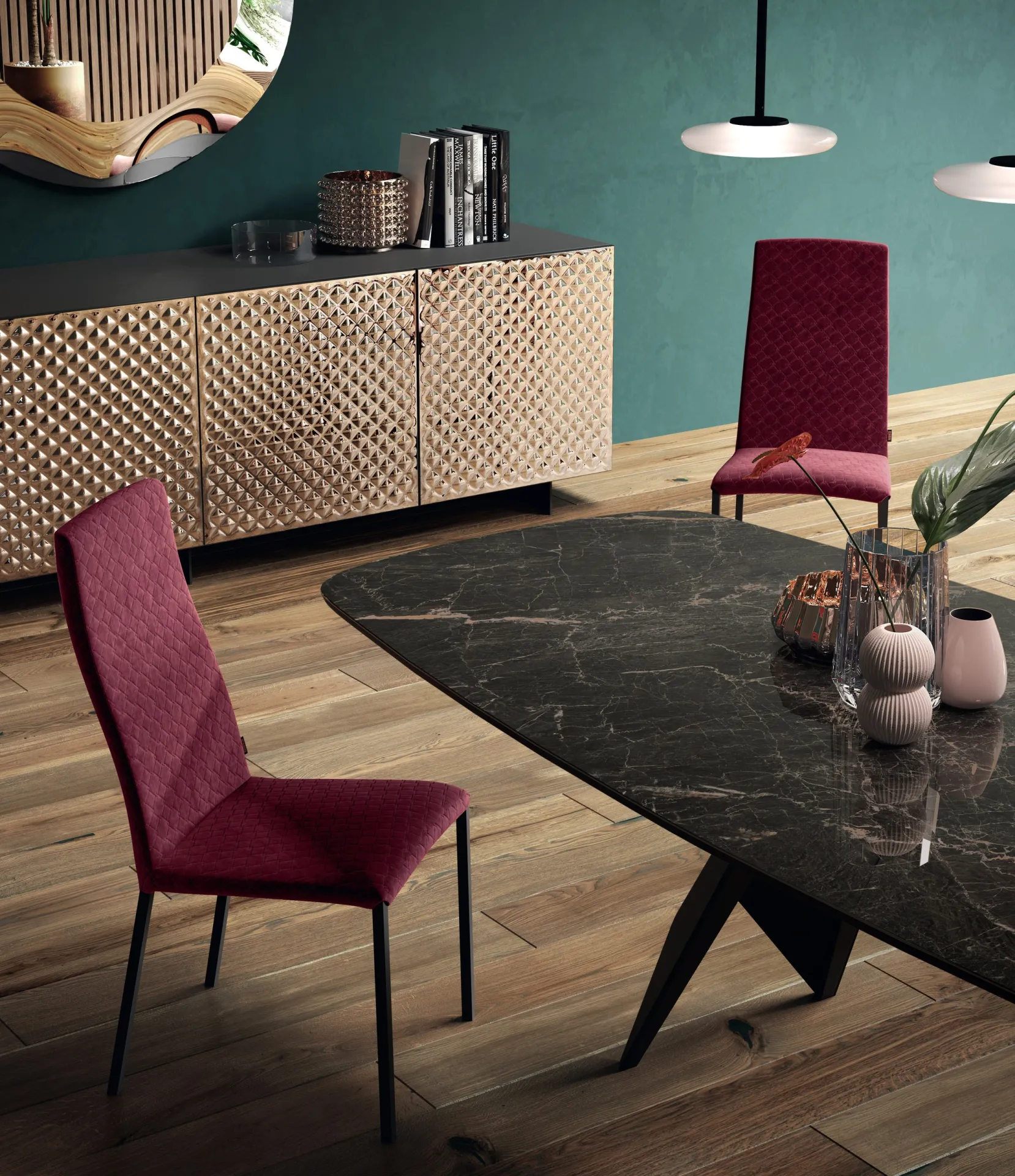 Dettaglio del tavolo Luxor Scavolini con piano ovale effetto marmo scuro e sedia rossa