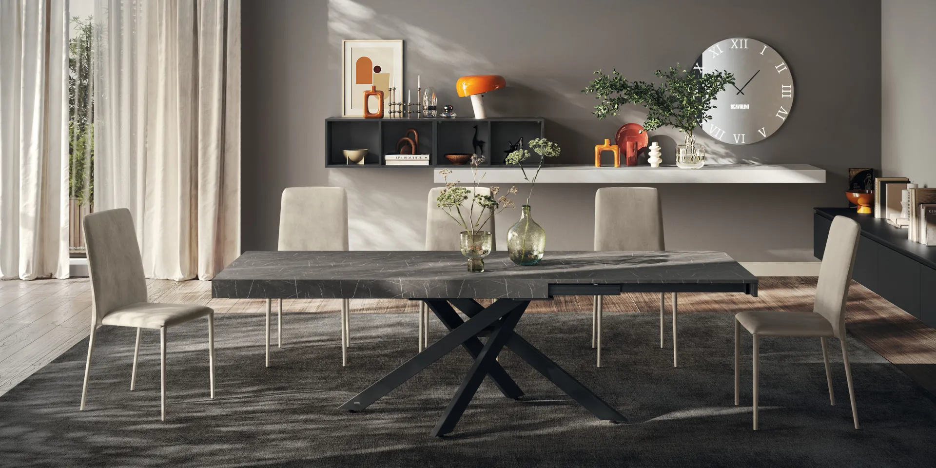 Tavolo Manhattan Scavolini allungato con piano grigio effetto pietra e gambe incrociate nere