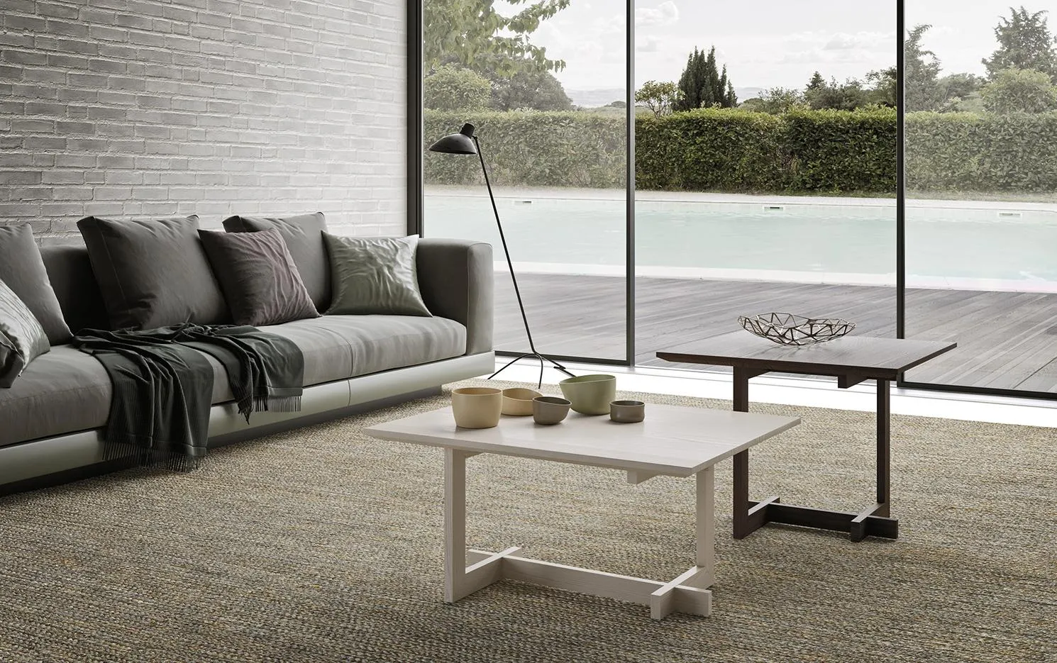 Tavolino Zen MobilGam chiaro davanti a divano grigio con vetrata