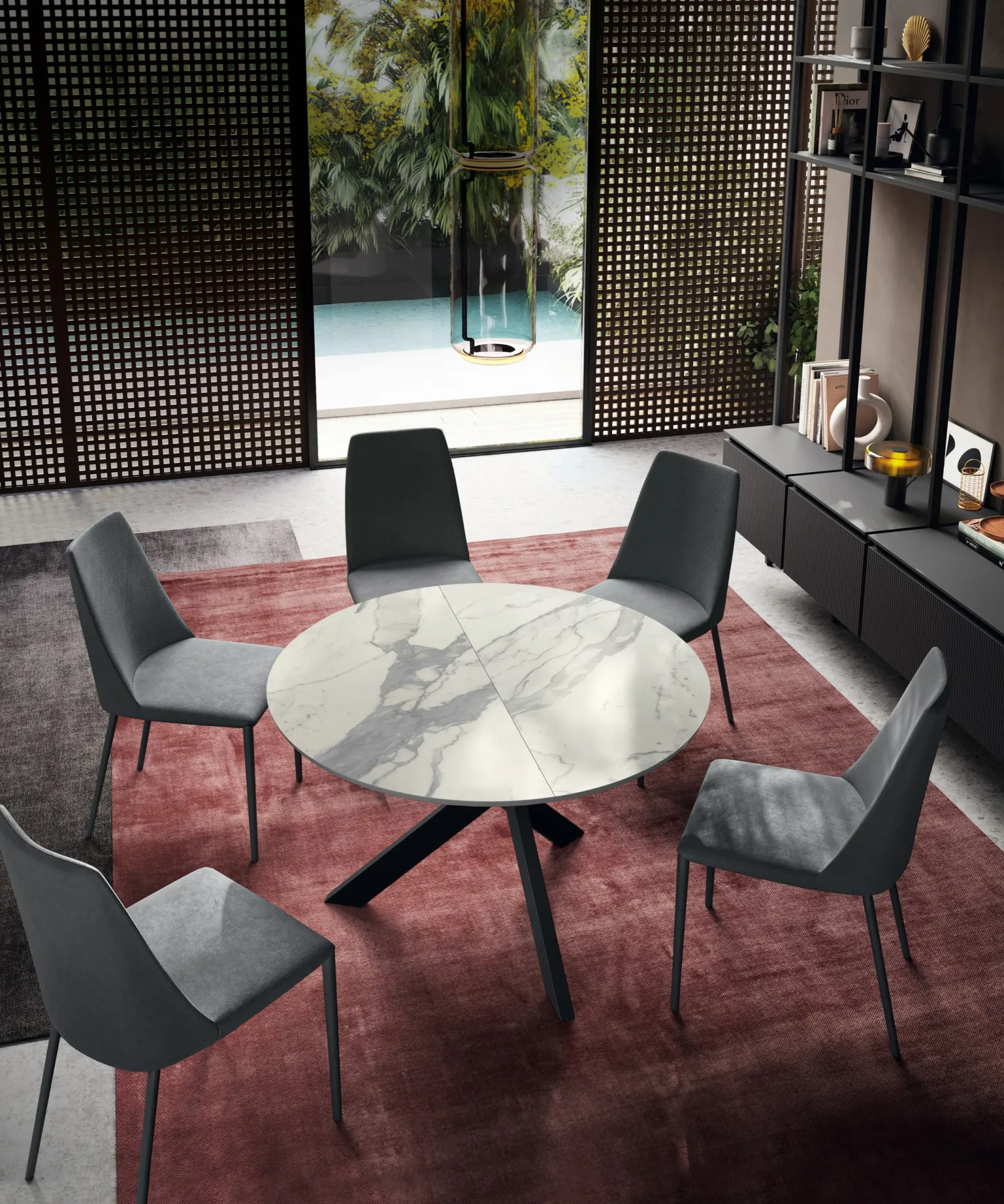 Tavolo Manhattan Scavolini rotondo con piano bianco venato e quattro sedie grigie su tappeto rosso
