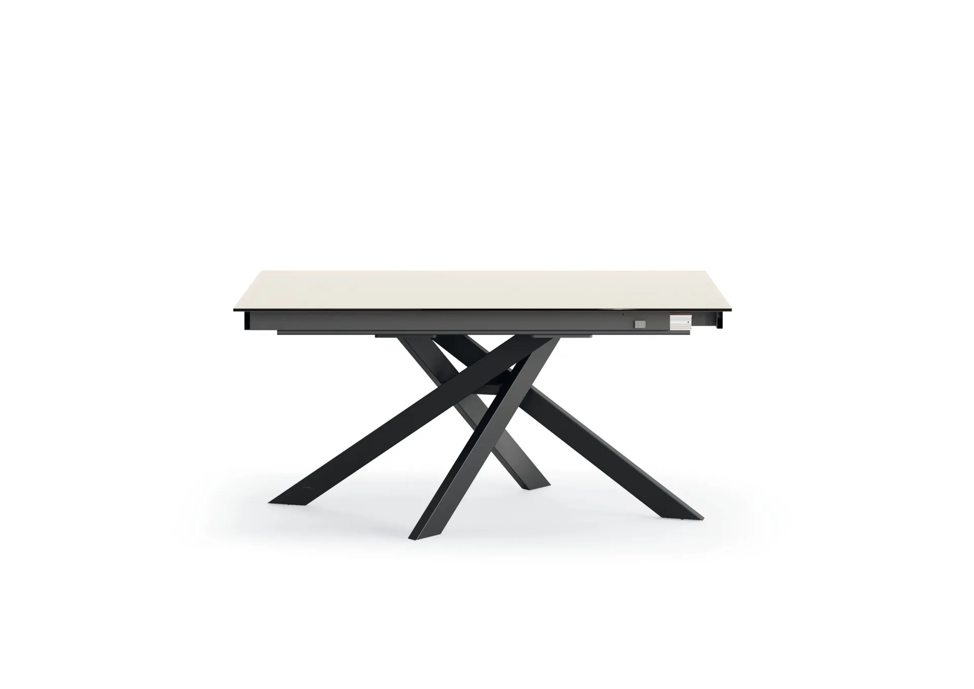 Tavolo Manhattan Scavolini su fondo bianco, con piano chiaro e gambe incrociate scure