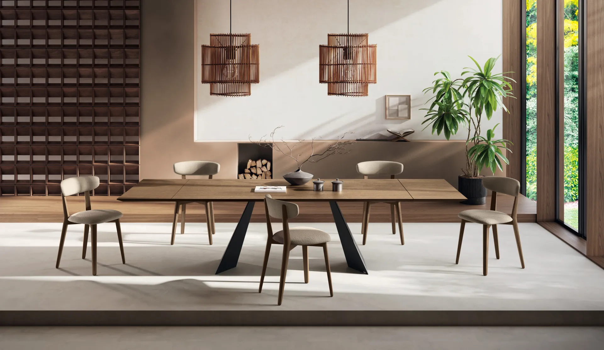 Tavolo Osaka Scavolini con piano effetto legno e gambe a lama nere in una sala da pranzo con sedie imbottite
