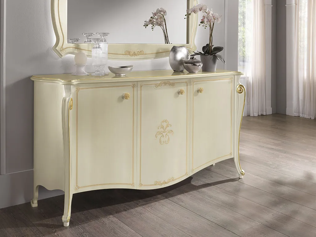 Credenza a tre ante Chanel Day Mobilificio AG in tono avorio con decoro dorato