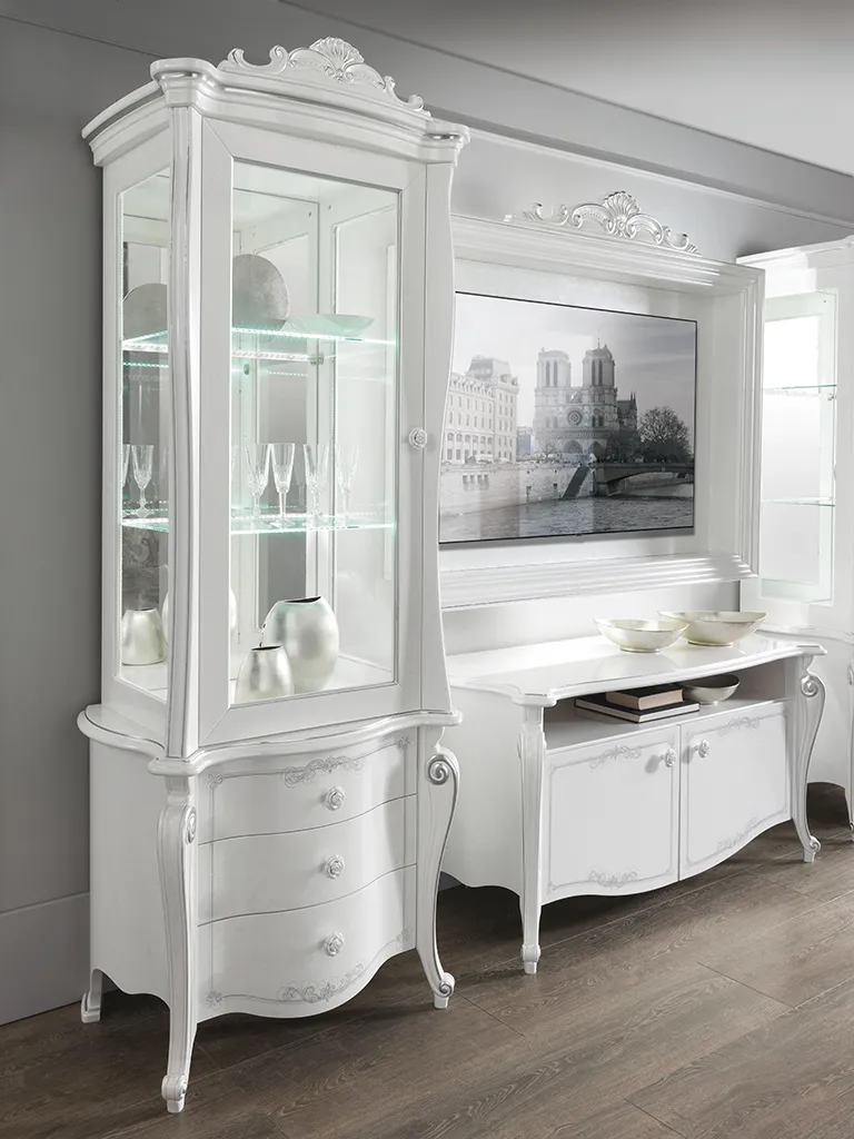 Vetrina a un'anta Chanel Day Mobilificio AG con base a cassetti accanto al porta TV
