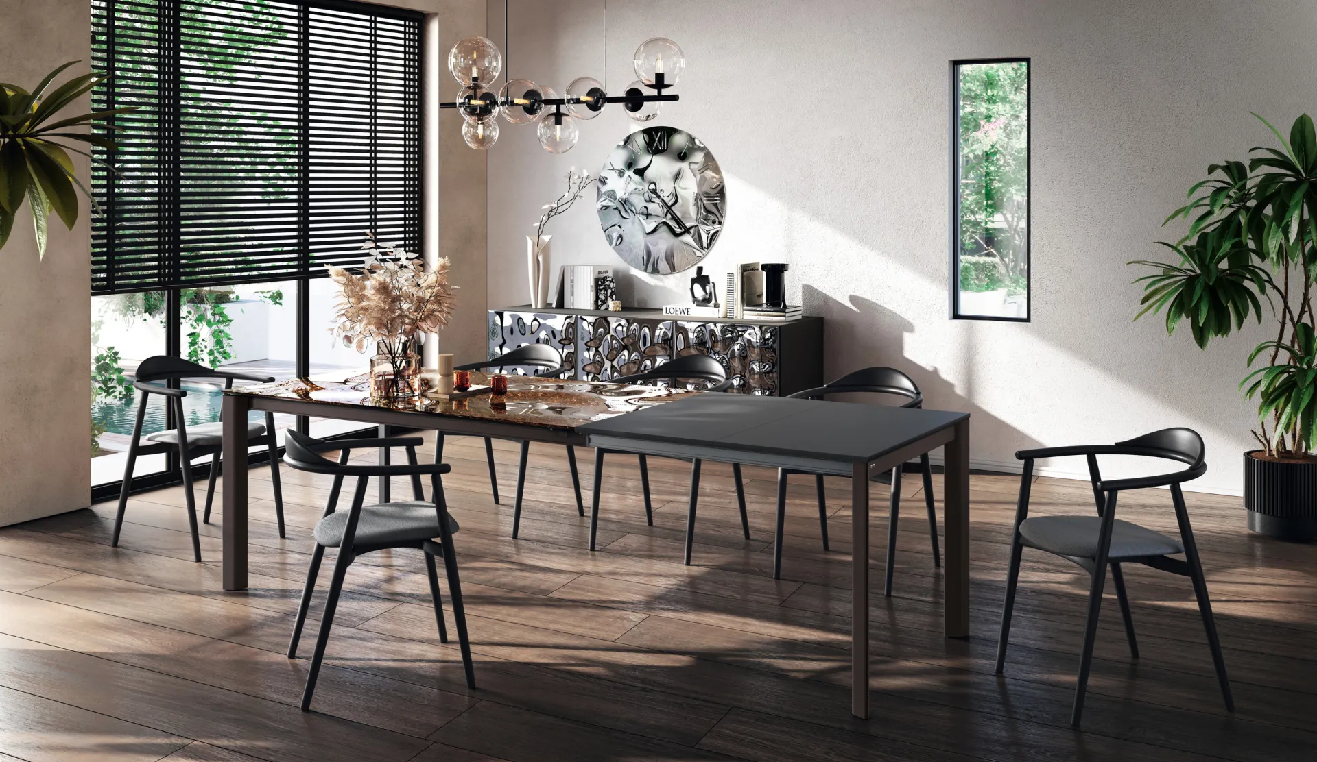 Tavolo Cosmic Scavolini con piano scuro e gambe dritte, circondato da sedie nere in una sala luminosa