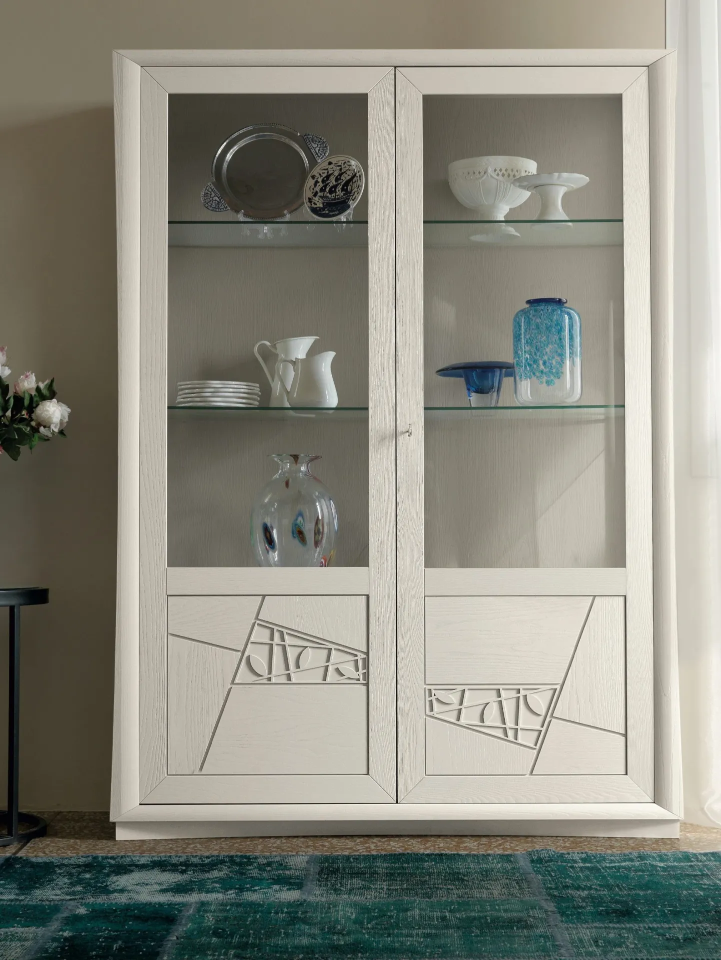 Vetrina Decor Modo 10 bianca a due ante con decoro inciso e ripiani in vetro