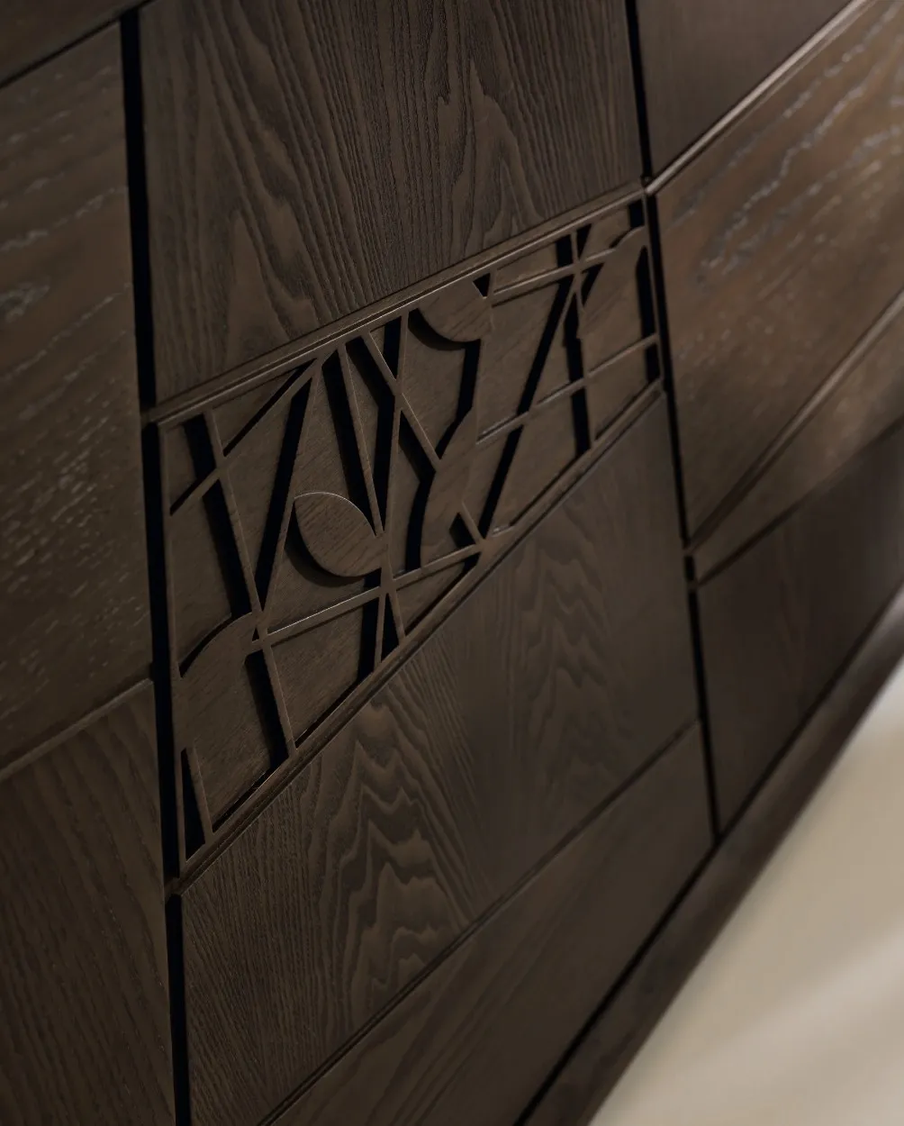 Particolare del decoro intagliato sulle ante della credenza Decor Modo 10 scura