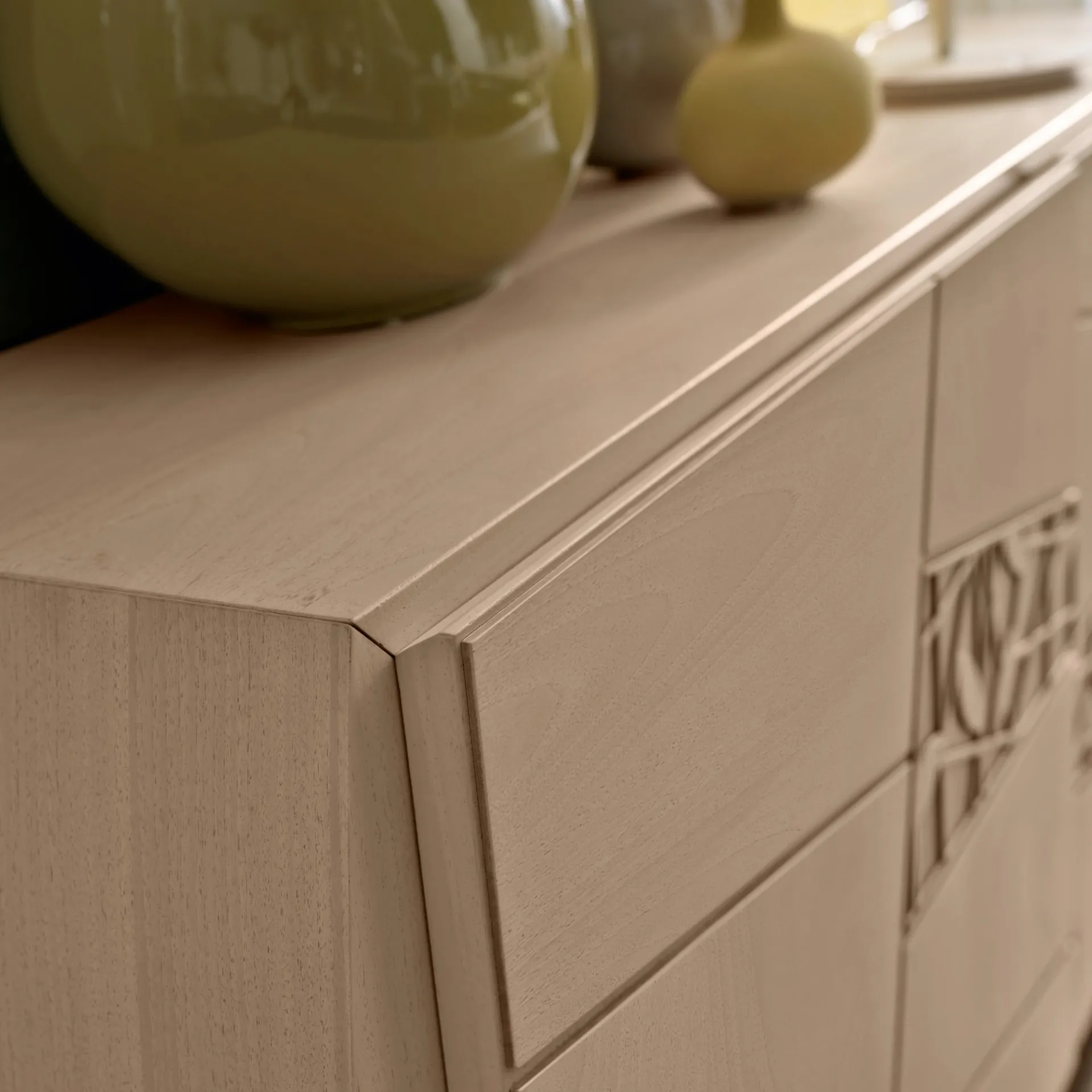 Particolare del fianco curvo e del top della credenza Mondrian Modo 10