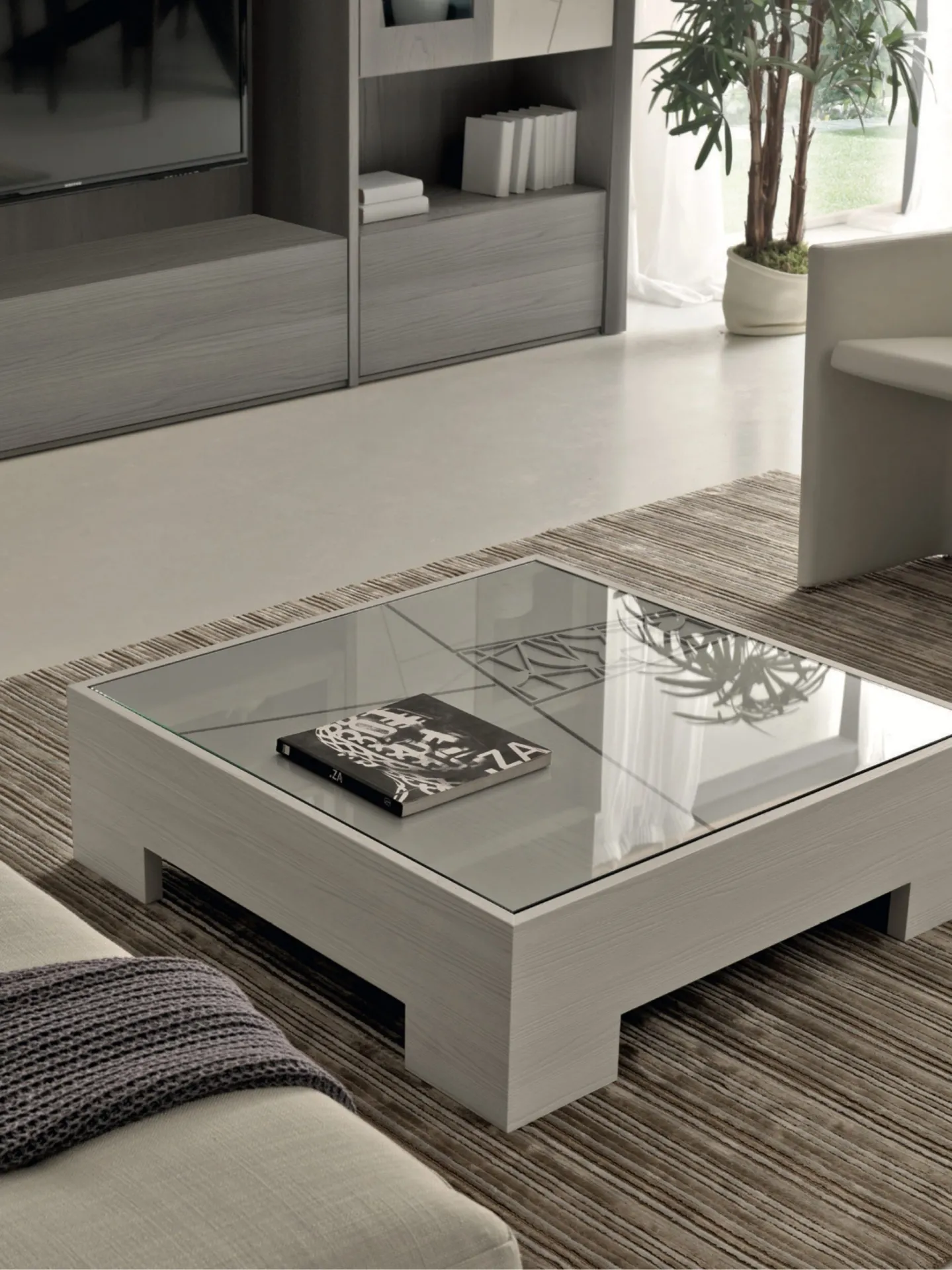 Tavolino Decor Modo 10 chiaro con piano in vetro davanti al divano