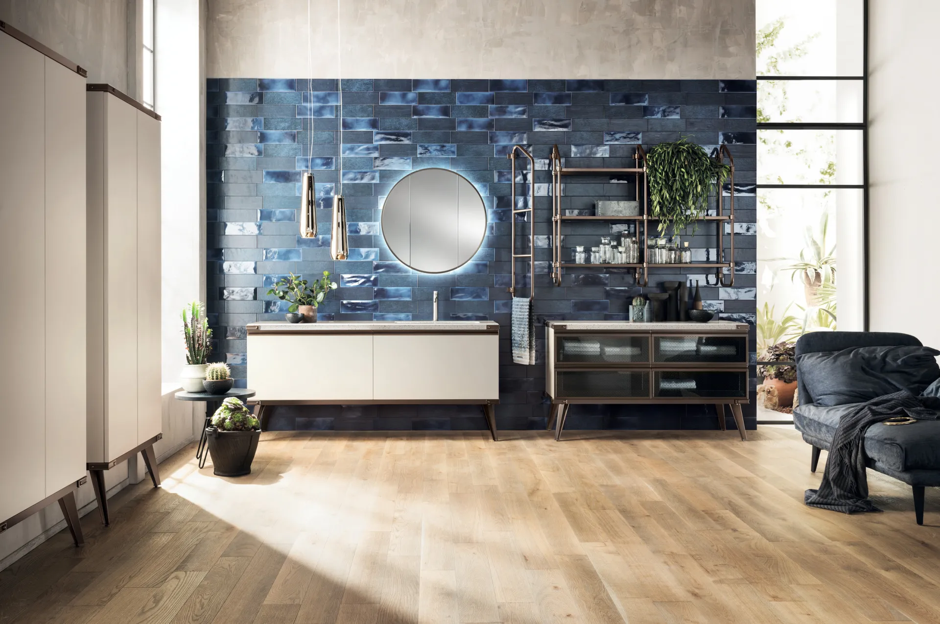 Bagno Diesel Open Workshop Scavolini con base chiara su piedini, specchio tondo Lunar e armadi Soft Beige