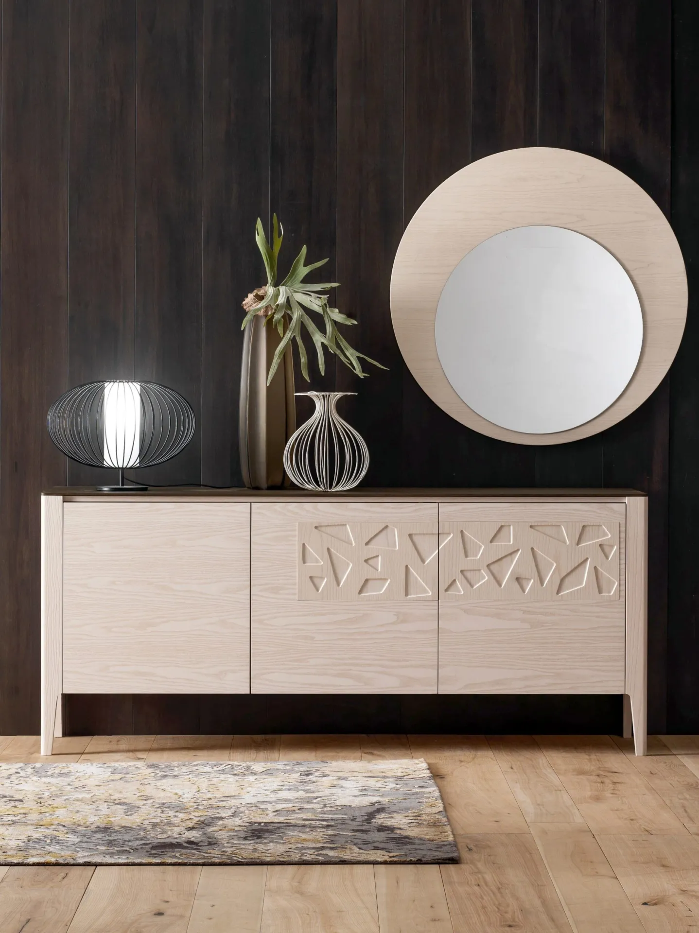 Credenza Moon Modo 10 chiara a tre ante con specchio tondo su parete scura