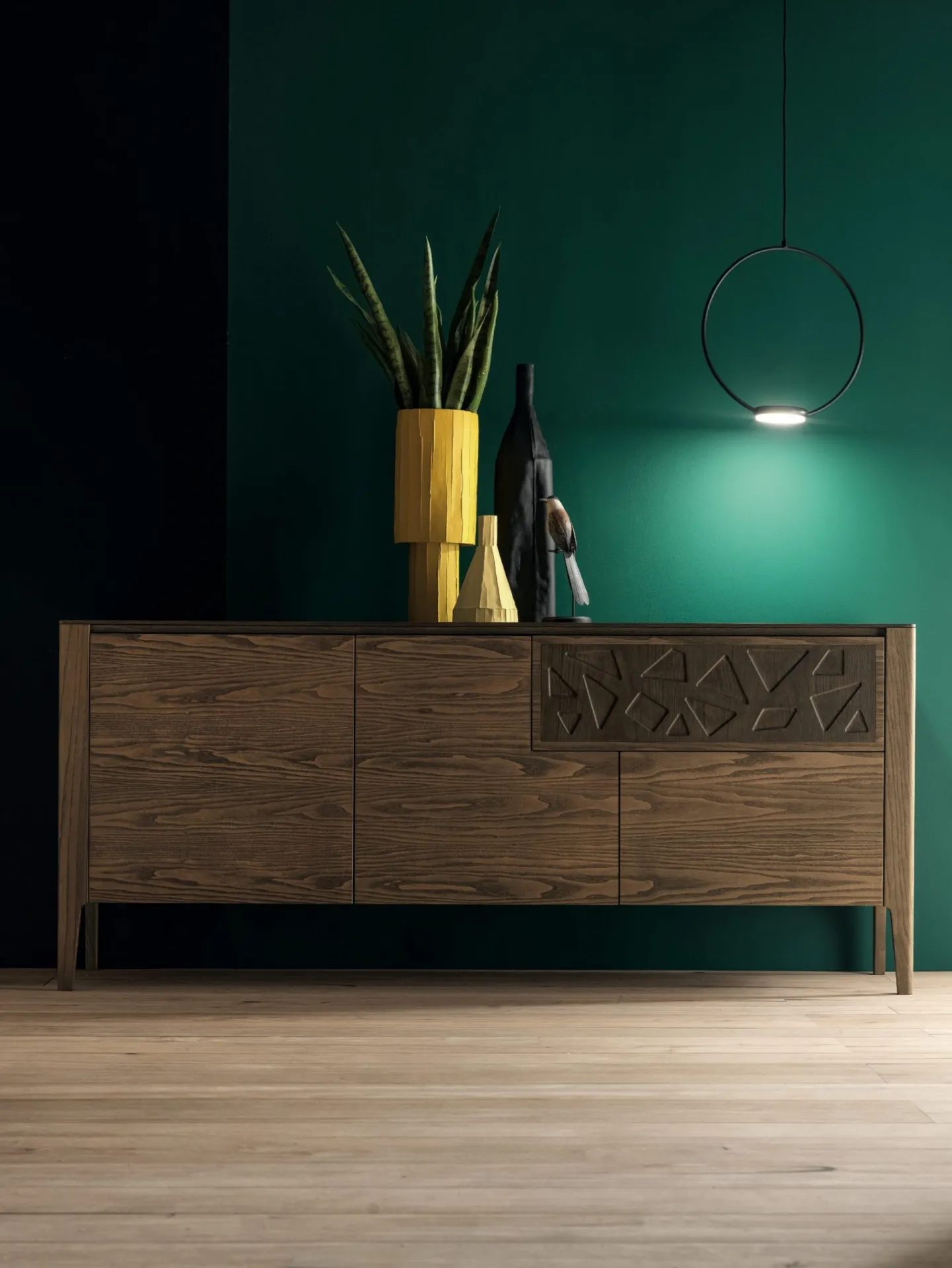 Credenza Moon Modo 10 con cestone in frassino scuro su parete verde