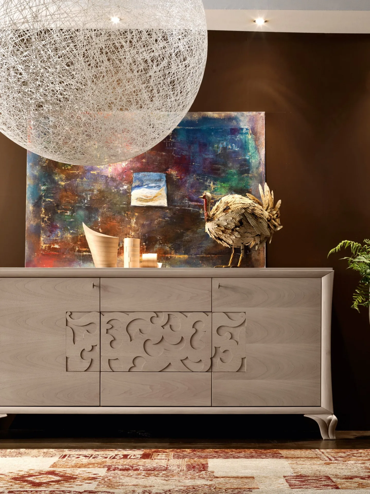 Credenza Portofino Modo 10 con cassetti in soggiorno sotto un quadro colorato