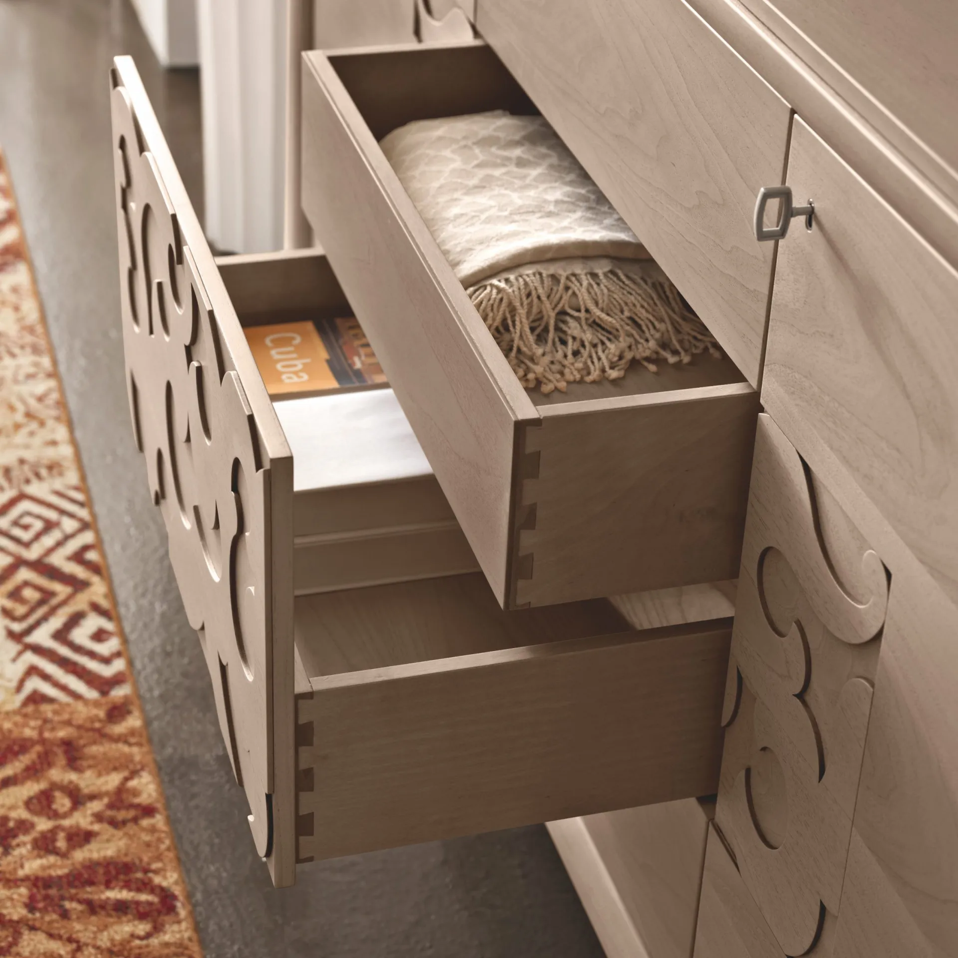 Cassetti aperti della credenza Portofino Modo 10