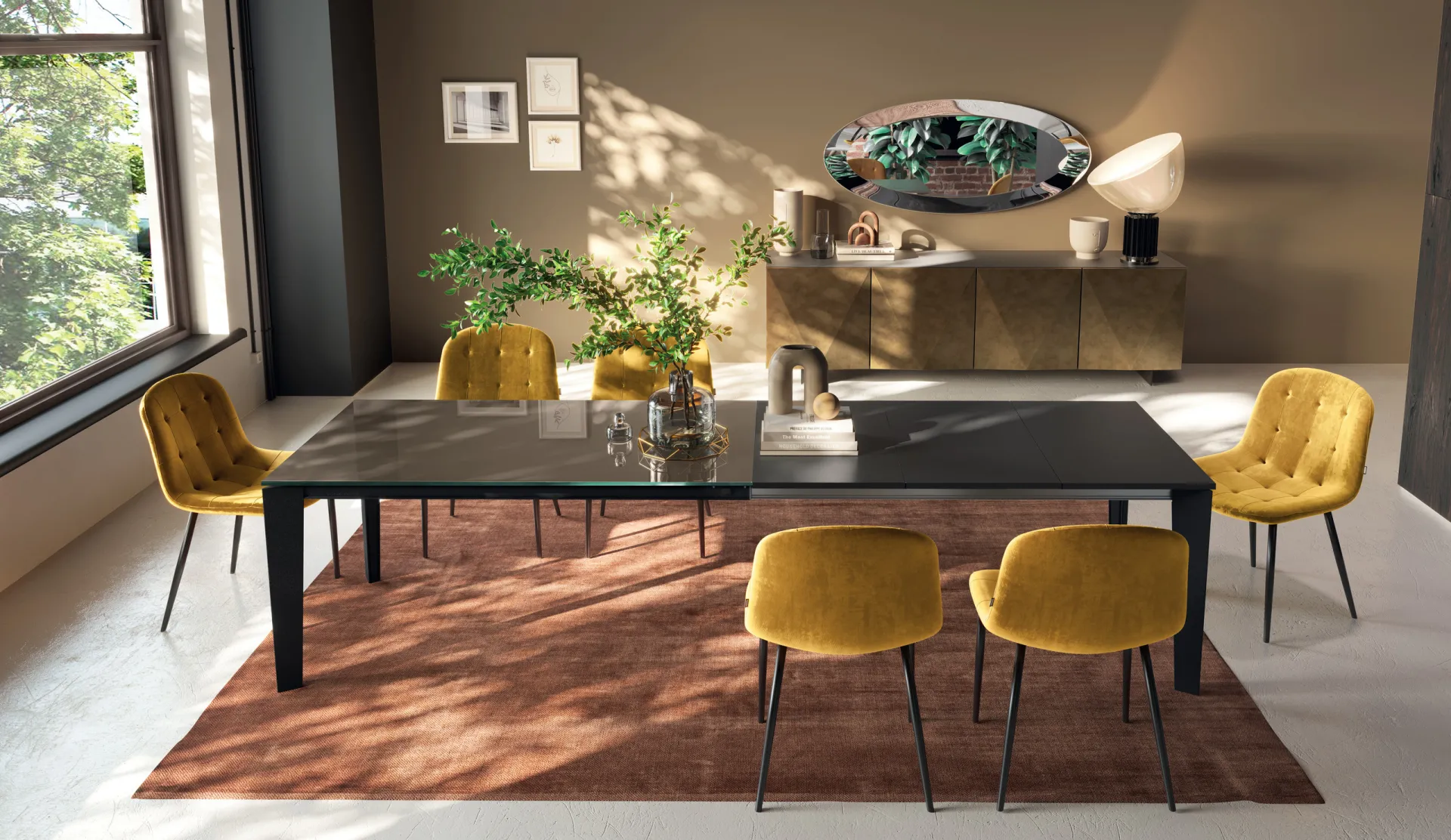 Tavolo Infinity Scavolini allungato con piano scuro, gambe nere e sedie gialle su tappeto rosso